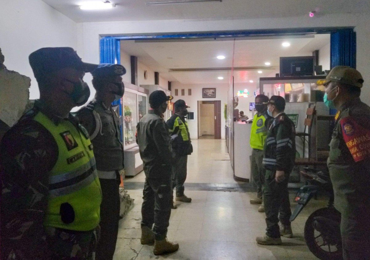 Melanggar PPKM, Satpol PP Pemkot Batu Tutup Toko Miras Nusantara