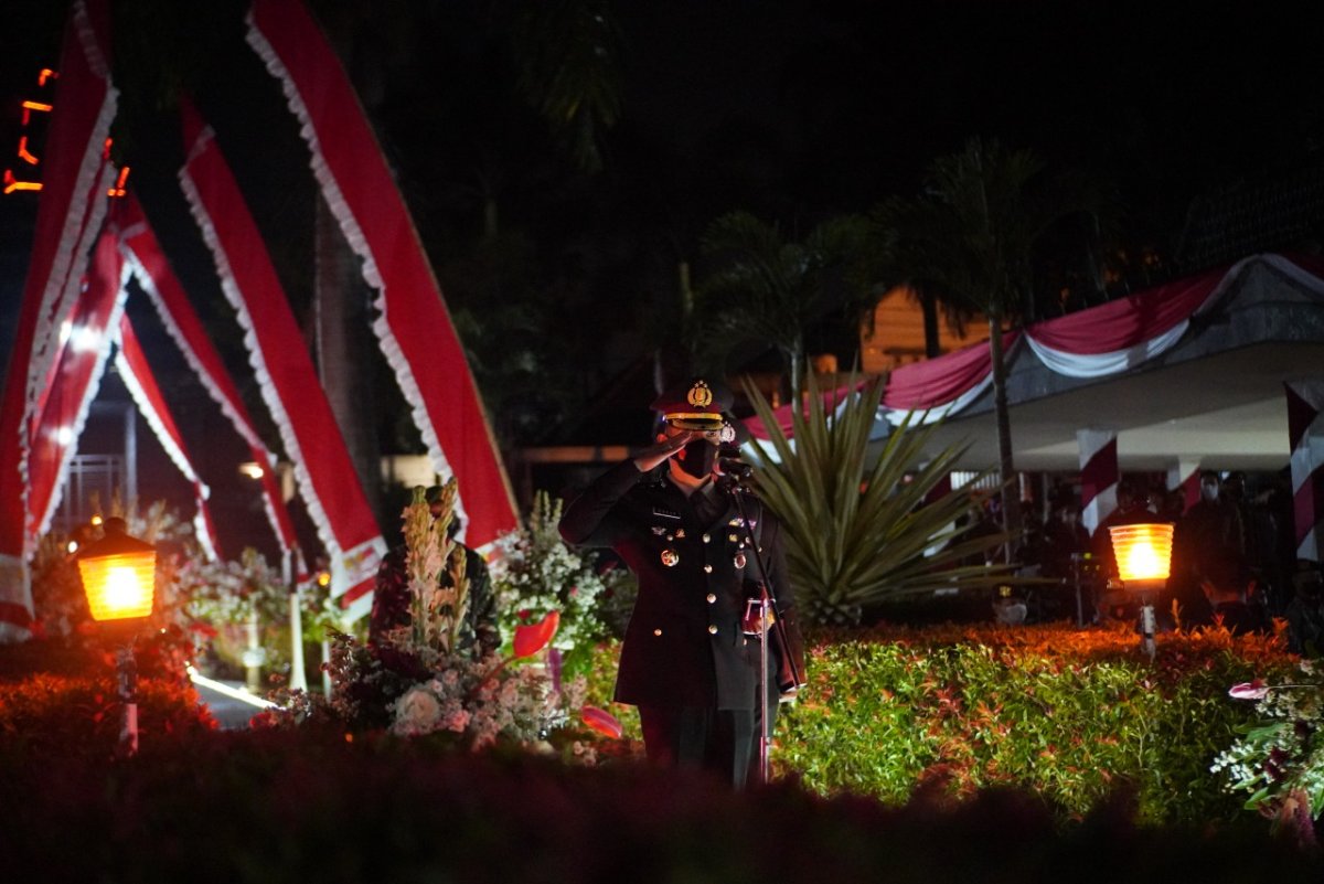 Kapolres Batu AKBP Oskar Pimpin Apel Kehormatan dan Renungan Suci di TMP Kota Batu