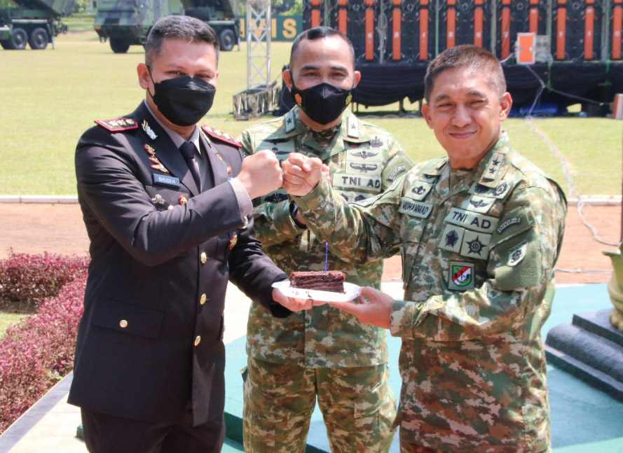 HUT TNI ke-76, Kapolresta Malang Kota Berikan Kue Tart dan Nasi Tumpeng
