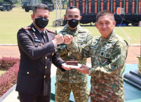 HUT TNI ke-76, Kapolresta Malang Kota Berikan Kue Tart dan Nasi Tumpeng