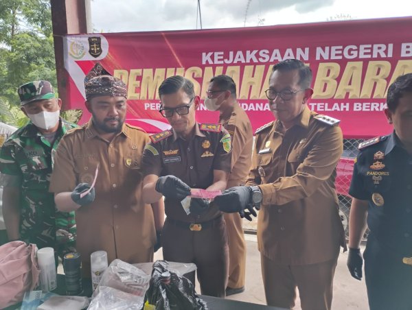 Ganja Hingga Rokok Ilegal, Kejari Batu Musnahkan Barang Bukti Perkara Tindak Pidana Umum
