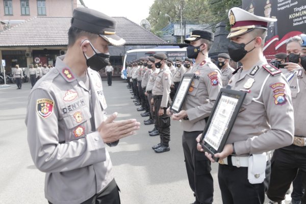 Kapolresta Malang Kota Berikan Penghargaan Anggota Berprestasi