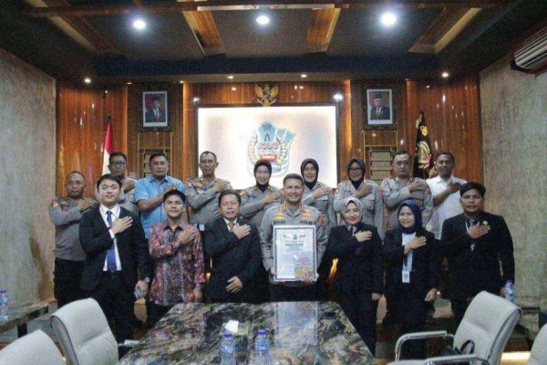Program SIMPONI, Kapolresta Malang Kota Kombes Pol. Buher Terima Penghargaan dari Lemkapi