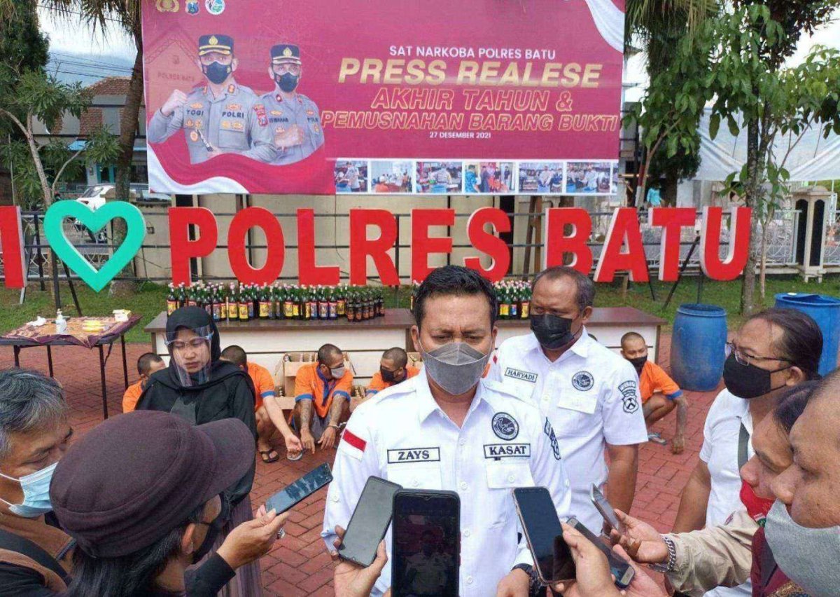 Musnahkan Miras dan Narkoba, Satresnarkoba Polres Batu Selamatkan 9.200 Jiwa