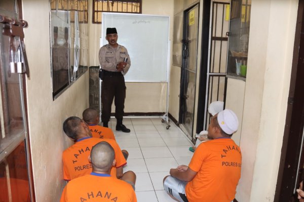 Ajari Tahanan Membaca Al-Qur’an, Aiptu Iwan Diapresiasi Kapolres Batu AKBP Oskar