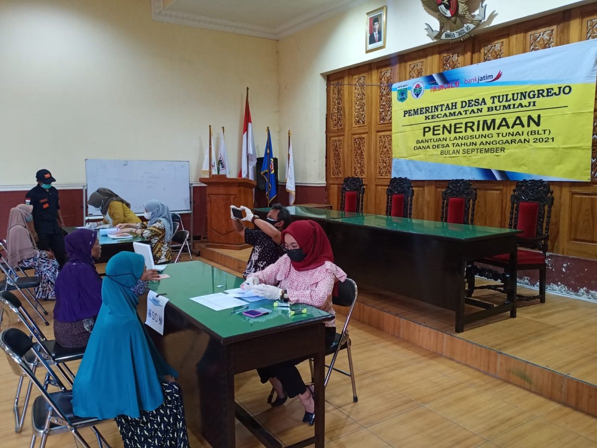 Pemdes Tulungrejo Kota Batu, Berikan Bansos Kepada Warga Terdampak