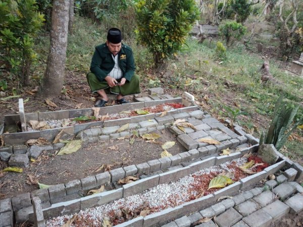 Tetap Tenang dan Optimis, dr. Umar Ziarah ke Makam Orang Tua