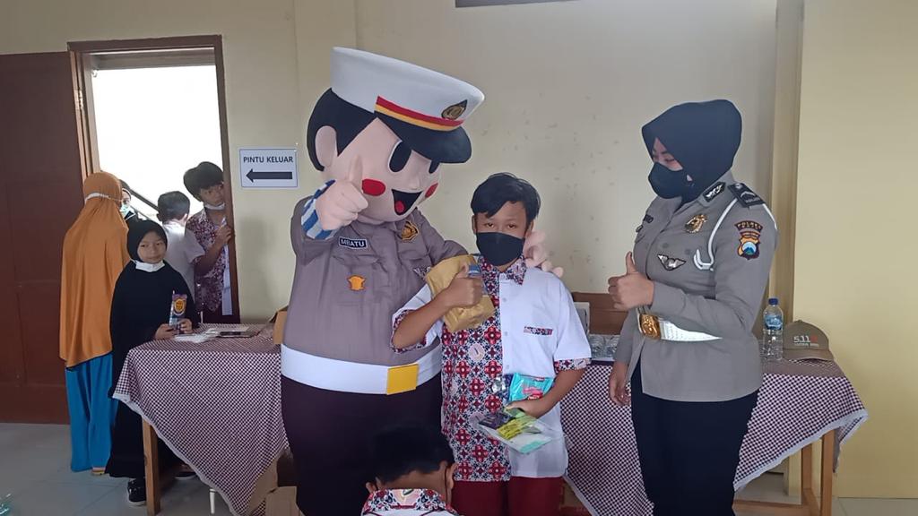 Si Bontas Polres Batu, Motivasi Pelajar Tidak Takut Vaksin