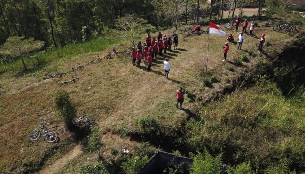 Upacara HUT RI di Ground Romantic Camp Gunung Banyak