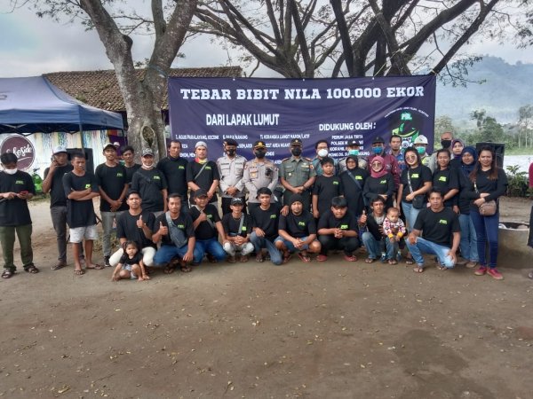 Lestarikan Ekosistem Waduk Selorejo, Muspika Kecamatan Ngantang Tebar 100 Ribu Bibit Ikan Nila