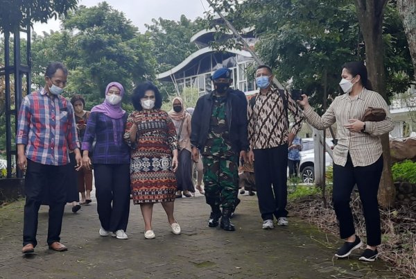 Ngangsu Kaweruh, Istri Mantan Panglima TNI Kunjungi Sekolah SPI Kota Batu
