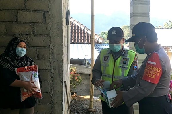 Kapolsek Ngantang Bagikan Masker Kepada Ibu-ibu PKK
