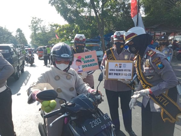 Edukasi Tentang Prokes, Kasat Lantas Polres Batu Beri Hadiah Buah Apel