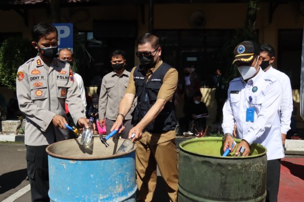 Jaga Kondusifitas, Polresta Malang Kota Musnahkan Ribuan Botol Miras dan Narkoba