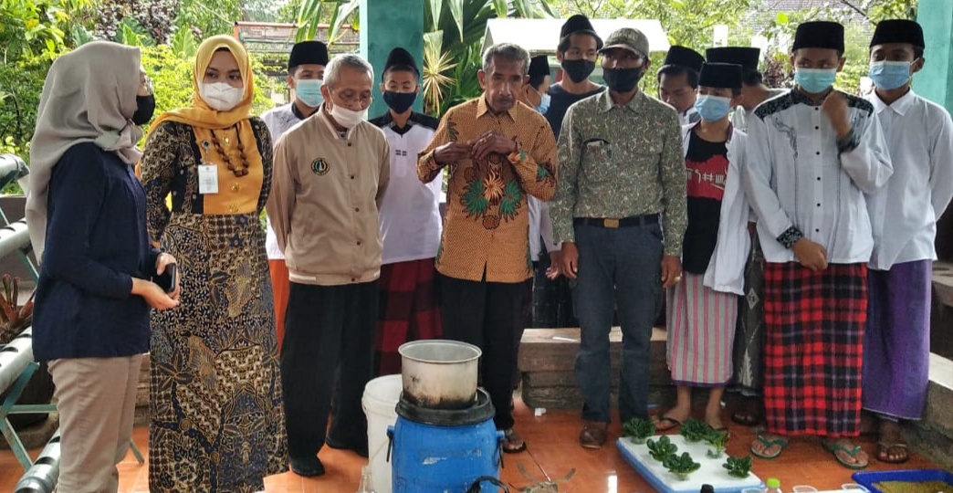Jalankan PKM, Universitas Widyagama Gelar Pelatihan Hidroponik Santri PP Al-Ishlahiyah