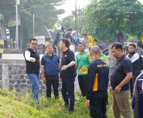 Sambut Hari Bhayangkara ke-79, Polres Batu Bersama Wali Kota Batu dan ASN Bersihkan Aliran Sungai