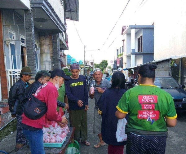 Manajemen Inayah Jaya, Bagikan 1.000 Takjil Gratis Kepada Warga Sekitar