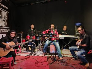Bermusik Bersama di Kopi Embongan, Mbak Ning Musisi Disabilitas Kota Batu Dukung Penuh