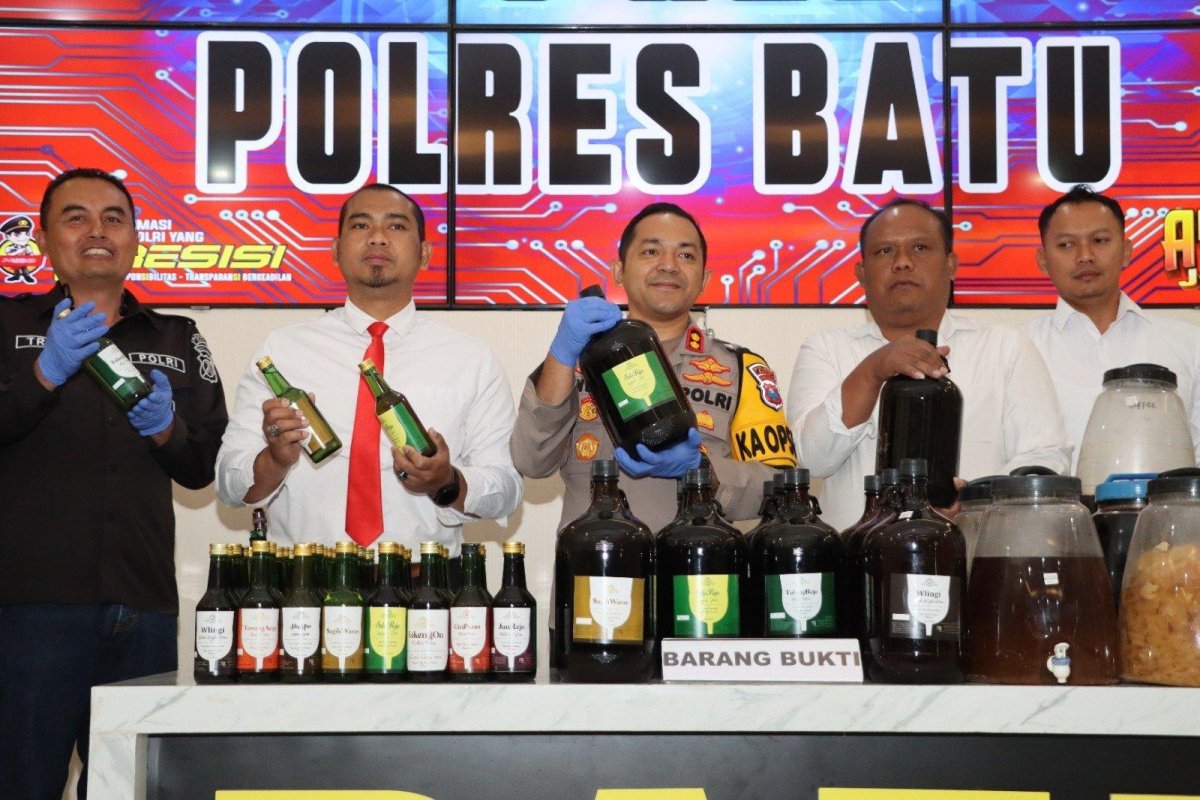 Satresnarkoba Polres Batu Berhasil Ungkap Home Industri Minuman Beralkohol Ilegal di Desa Tlekung
