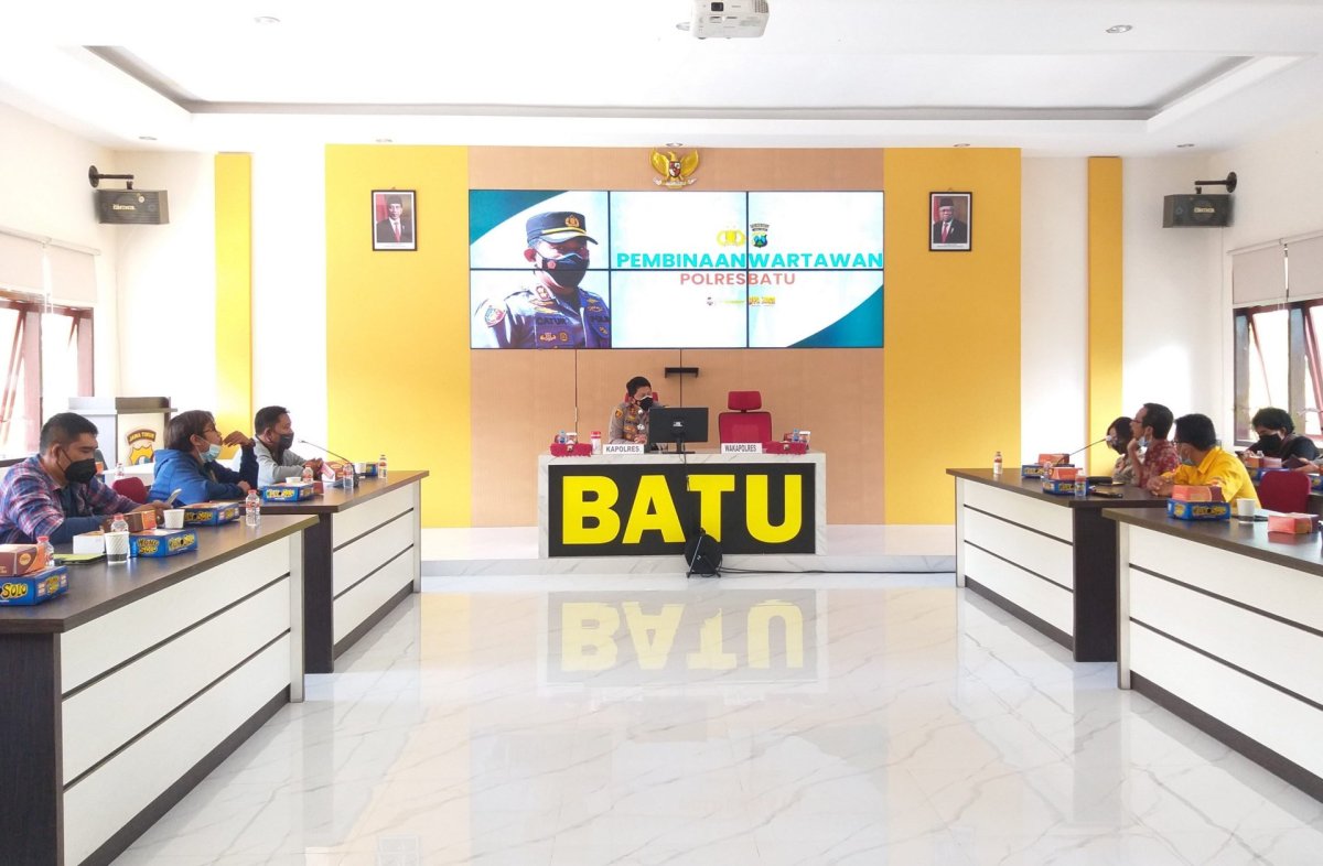Kapolres Batu Berikan Tali Asih dan Pembinaan Kepada Wartawan