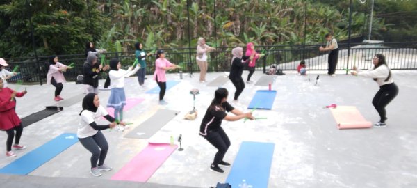 Budayakan Pola Hidup Sehat, Manajemen Kaluna Resort & Cafe Gelar Olahraga Senam Poundfit With The View