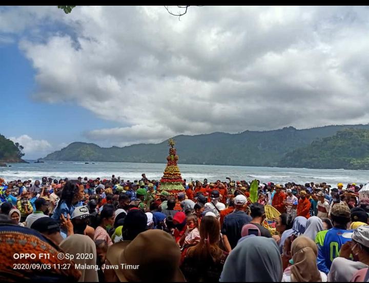 Larung Sesaji dan Bersih Desa Pantai Lenggoksono