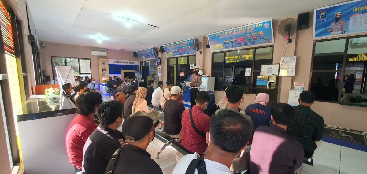 Satlantas Polres Batu Gelar Pembinaan dan Sosialisasi ETLE-Mobile INCAR ke Pemohon SIM