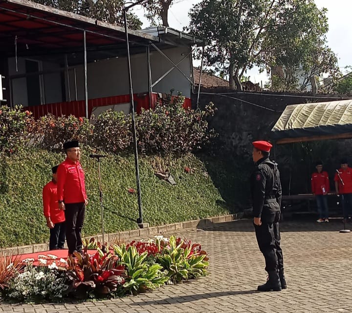 Peringati HUT RI ke-79, DPC PDI Perjuangan Kota Batu Gelar Upacara Pengibaran Bendera di Wisma Perjuangan