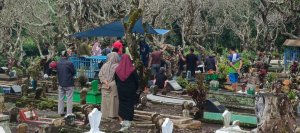 Korban Terpeleset di Sungai Ratusan Warga Kaliputih Antar ke TPU