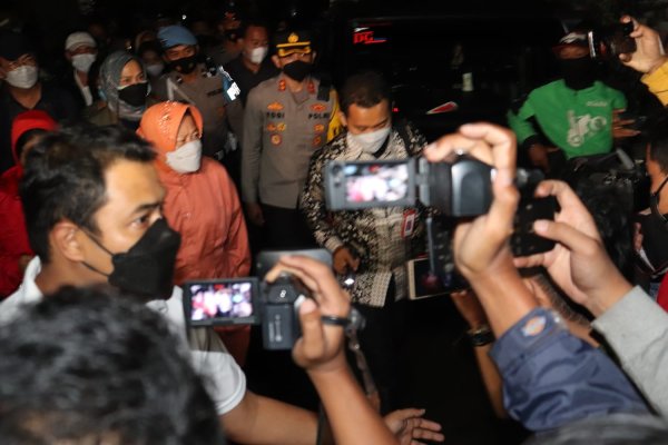 Kapolres Batu Dampingi Kunjungan Mensos RI, ke Lokasi Banjir Bandang dan Tanah Longsor