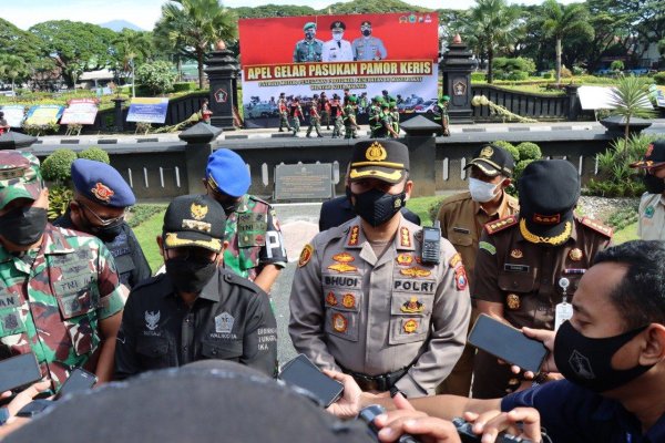 Antisipasi Penyebaran Omicron, Kapolresta Malang Kota Laksanakan Apel Gelar Pamor Keris
