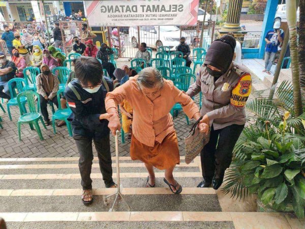 Dekat dengan Masyarakat, Ini Sosok Polwan Tangguh Berhijab yang Jabat Bhabinkamtibmas Sisir