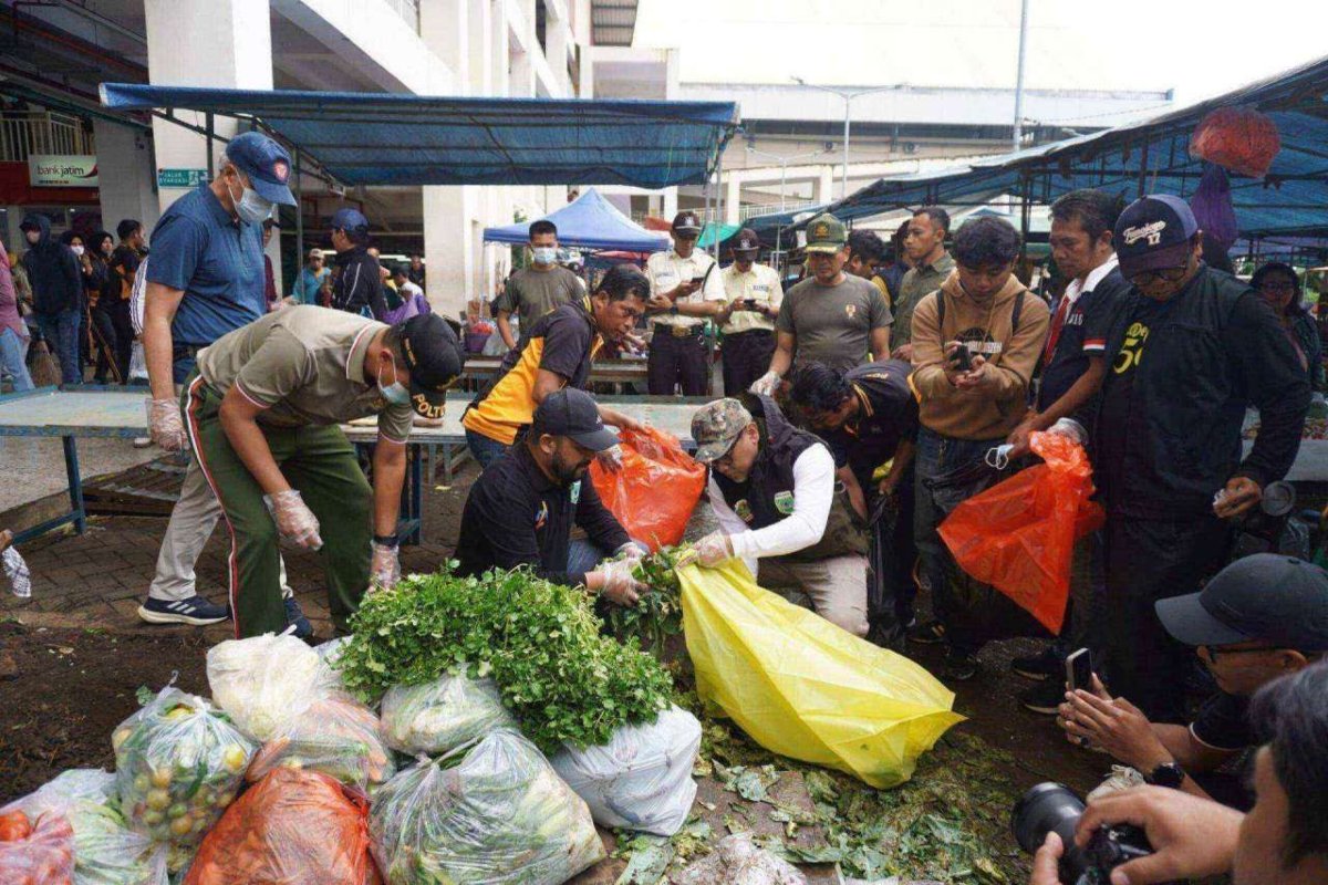 DLH Kota Batu Ajak Ribuan Warga Bersihkan Sampah di Pasar Induk Among Tani, Peringati HPSN 2026