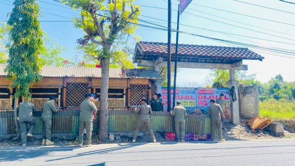 Tegakkan PERDA, Satpol PP Kota Batu Tertibkan Spanduk dan Lapak PKL Liar