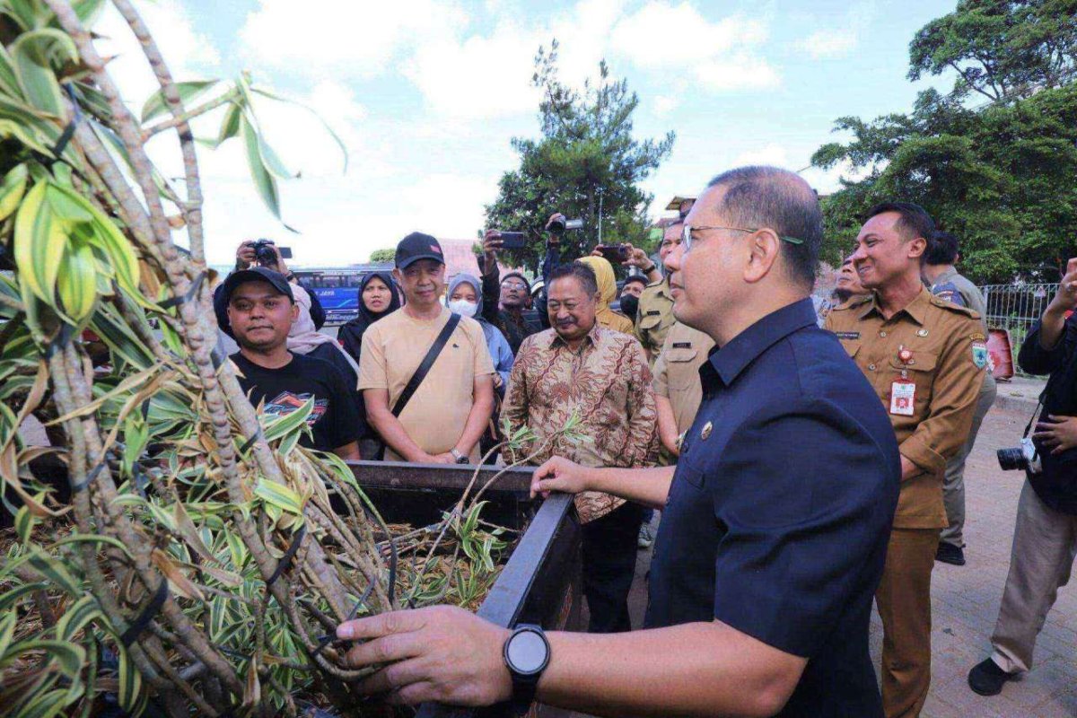 Penuhi Pasar Internasional, Pj. Wali Kota Batu Aries Lepas Ekspor Tanaman Hias ke China