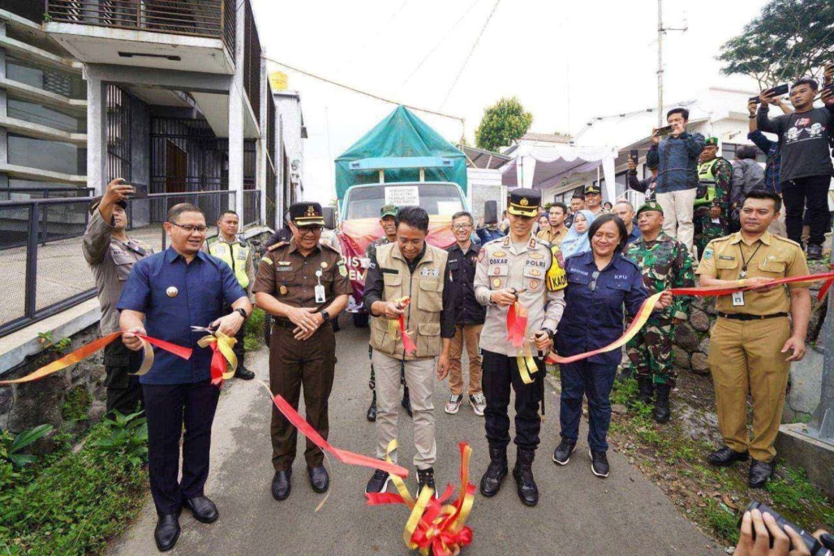 Pj. Wali Kota Batu Dr. Aries Bersama Forkopimda, Saksikan Pemberangkatan Distribusi Logistik Pemilu 2024