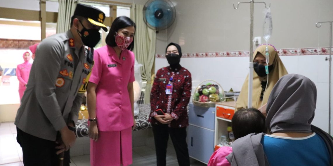 Kapolres Batu Bersama Ketua Bhayangkari, Jenguk Balita Korban Penganiayaan