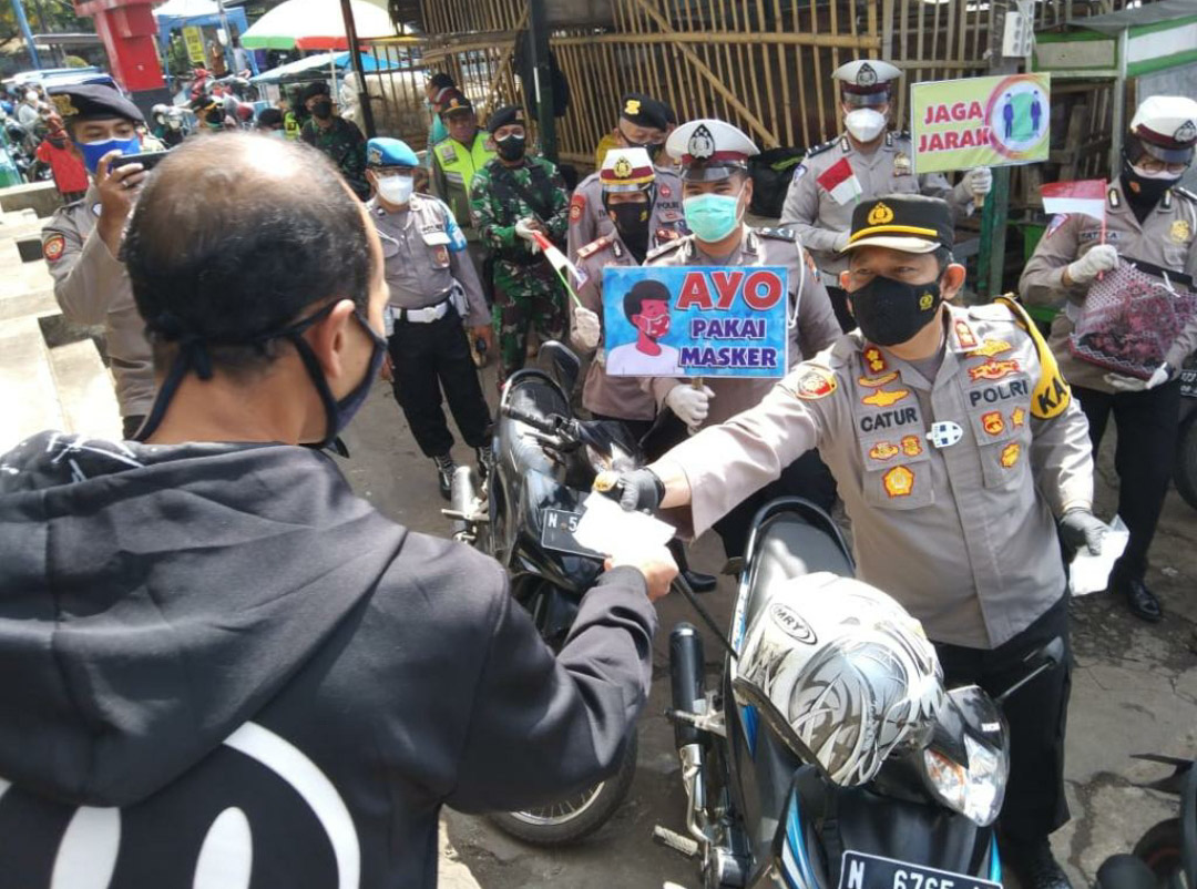 Kapolres Batu Bersama Jajaran, Bagikan Ribuan Masker Gratis ke Pasar Besar