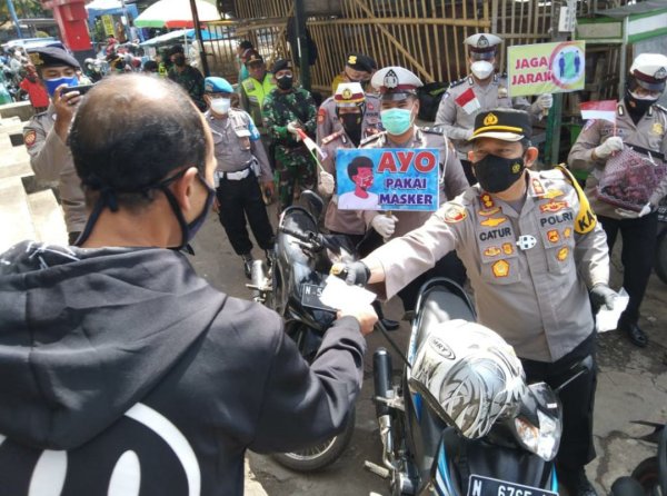 Kapolres Batu Bersama Jajaran, Bagikan Ribuan Masker Gratis ke Pasar Besar