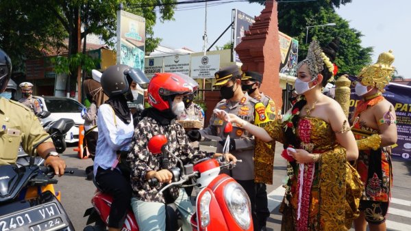 Hadirkan Gajah Mada dan Tribuana Tunggadewi, Polresta Mojokerto Sosialisasikan Prokes
