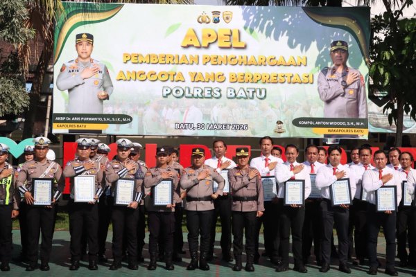 Wujud Apresiasi dan Motivasi Kinerja, Kapolres Batu, AKBP Dr. Aris Purwanto Berikan Penghargaan Personel Berprestasi