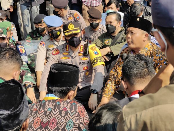 Berikan Pengamanan Humanis, Kapolresta Malang Kota, Ketua DPRD, dan Dandim Duduk Lesehan Bersama Pengunjuk Rasa