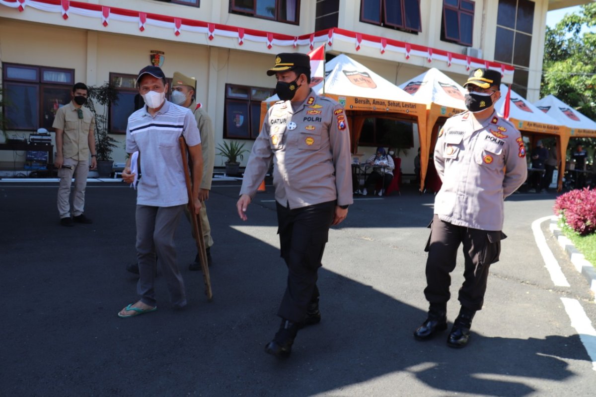 Moment HUT RI ke-76, Kapolres Batu Tinjau Pelaksanaan Vaksinasi Merdeka Semeru