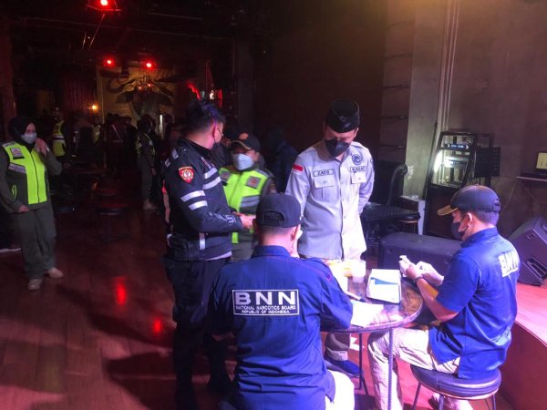 Berantas Peredaran Narkoba, Polres Batu Razia Tempat Hiburan Malam Cafe dan Karaoke