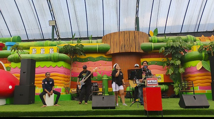 Wisatawan Antusis dan Sambut Baik Hingga Nge-Band Bersama, Kehadiran Fasilitas Live Musik di Mikutopia