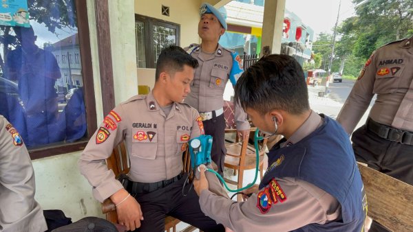 Antisipasi Kelelahan, Urkes Polres Batu Lakukan Cek Kesehatan Petugas Pengamaan dan Rekapitulasi