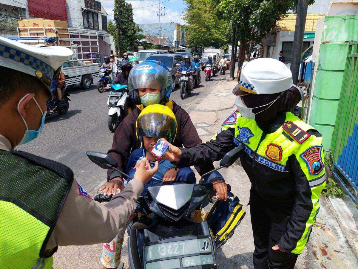 Poros Pagi Unit Sat Lantas Polsek Blimbing Polresta Malang Kota, Beri Reward Bagi Anak yang Tertib Lalu Lintas
