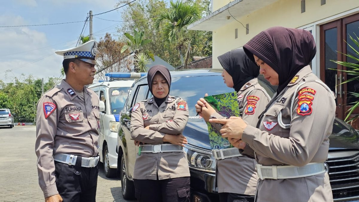 Ketua Tim Ditlantas Polda Jatim Beri Penilaian Lomba Kampung Tibmaslantas, Sambut Harlantas Bhayangkara ke-70 di Desa Mojorejo