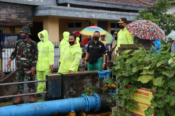 Tanggap Bencana, Waka Polres dan Kasi Humas Bersihkan Material Sampah Sungai Ledok