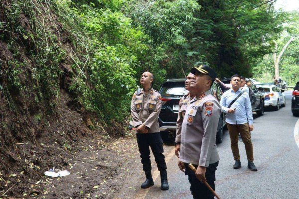 Kapolres Batu AKBP Aris Tinjau Lokasi Bencana Longsor di Payung 2, Pastikan Keselamatan Warga